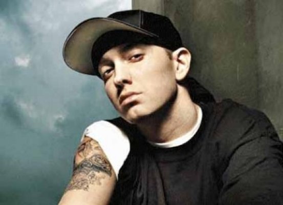 Eminem şi-a omorât iubita şi s-a împuşcat în cap!